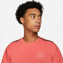 Nike | Men's Dri-Fit Run Division NV Rise 365 SS -Sportswear Sale Shop DD4851814 M nike dfrdnvrise365ss modelupper