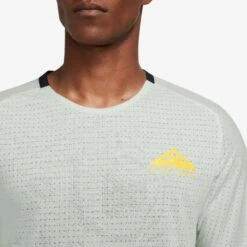 Nike | Men's Dri-FIT Trail Solar Chase Short-Sleeve Running Top - Light Silver -Sportswear Sale Shop DV9305 034 M Nike DFTrailTopSS detail