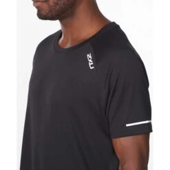 2XU | Men's Aero Tee - Black -Sportswear Sale Shop MR6557ablksrf M aerotee detailfront