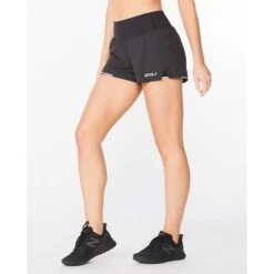 2XU | Women's Aero 2-in-1 3 Inch Short -Sportswear Sale Shop WR6533BBLKSRF F 2xu aero2in13inshort modelside