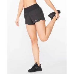 2XU | Women's Aero 2-in-1 3 Inch Short -Sportswear Sale Shop WR6533BBLKSRF F 2xu aero2in13inshort modelstretch 1