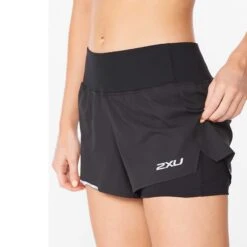 2XU | Women's Aero 2-in-1 3 Inch Short -Sportswear Sale Shop WR6533BBLKSRF F 2xu aero2in13inshort side 1