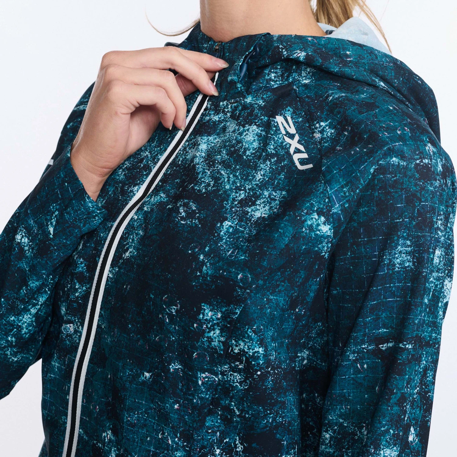 2XU | Women's Aero Jacket - Trailscape Blue 4 2XU | Women's Aero Jacket - Trailscape Blue - Image 4